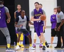 开元棋牌-关于洛杉矶湖人训练开放日;加时末段完成体检引欢呼;法甲在即;团队化学反应显著的信息